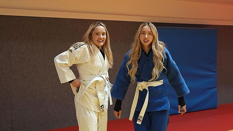 Davina und Shania Geiss probieren die Kampfsportart Judo aus.