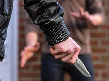 Mit einem Messer hat ein 22-jähriger Kulmbacher einen Polizeibeamten schwer verletzt. Symbolbild: dpa