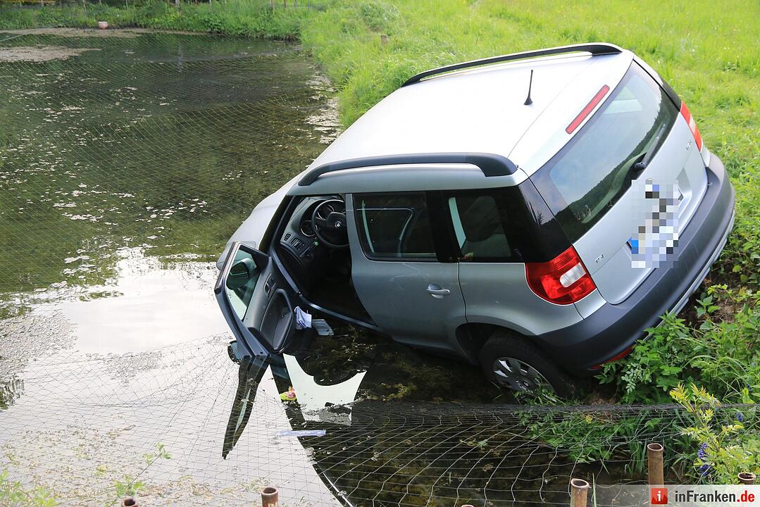 Auto stürzt bei Wannbach in Forellenteich