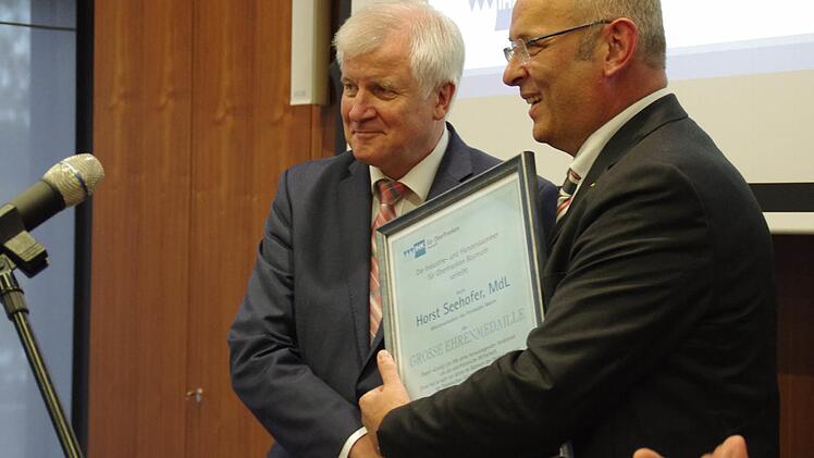 Ministerpräsident Horst Seehofer wurde in Steinbach am Wald von der IHK für Oberfranken geehrt. Foto: Marco Meißner