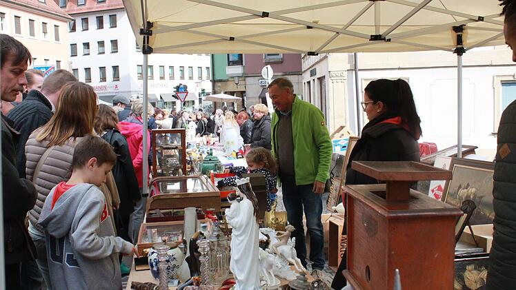 Beim Bamberger Antikmarkt kamen Liebhaber schöner alter Dinge voll auf ihre kosten. Foto: Michel Memmel