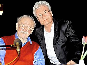 Helmut Ölschlegel (rechts) mit dem Grandseigneur der deutschen Rockveranstalter, Fritz Rau, der bei seiner Lesung auf Öler-Fotos zurückgriff.
