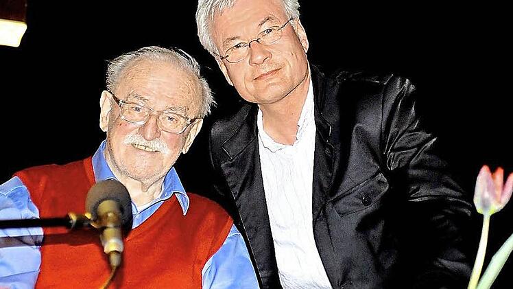 Helmut Ölschlegel (rechts) mit dem Grandseigneur der deutschen Rockveranstalter, Fritz Rau, der bei seiner Lesung auf Öler-Fotos zurückgriff.