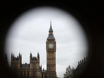 Die Houses of Parliament in London mit dem Elizabeth Tower (rechts), in dem die Glocke Big Ben hängt. Foto: Matt Dunham/AP/dpa