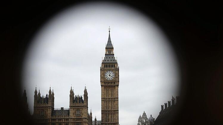 Die Houses of Parliament in London mit dem Elizabeth Tower (rechts), in dem die Glocke Big Ben hängt. Foto: Matt Dunham/AP/dpa