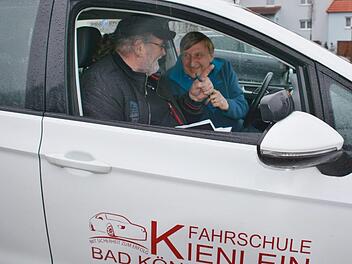 Nach einer halbstündigen Fahrstunde zückt Fahrschullehrer Norbert Kienlein von der gleichnamigen Fahrschule, sein Notizbuch. Da kommen dann einige Fahrfehler zum Vorschein, die sich im Laufe der Jahre eingeschlichen haben.  Foto: Andrea Metz