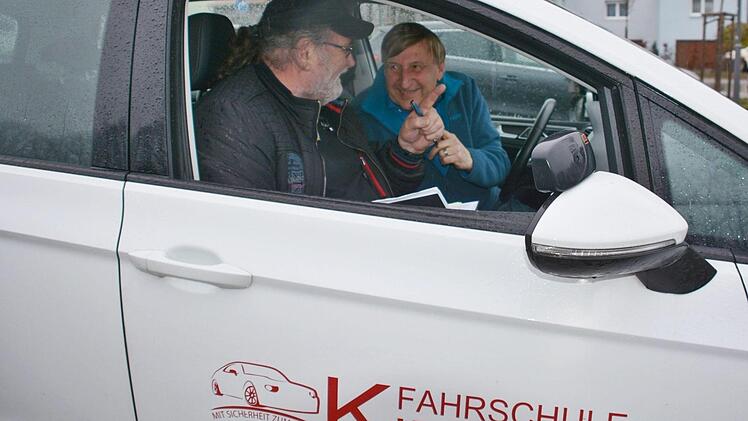 Nach einer halbstündigen Fahrstunde zückt Fahrschullehrer Norbert Kienlein von der gleichnamigen Fahrschule, sein Notizbuch. Da kommen dann einige Fahrfehler zum Vorschein, die sich im Laufe der Jahre eingeschlichen haben.  Foto: Andrea Metz