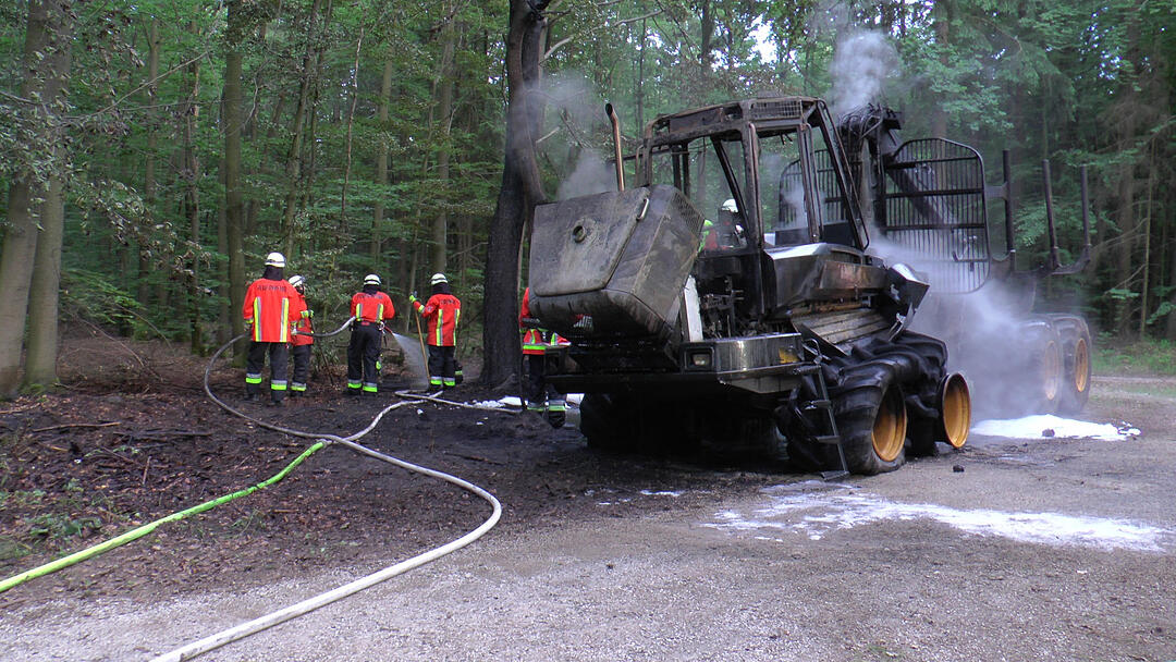 Nürnberg: Forstmaschine brennt - Waldbrand verhindert
