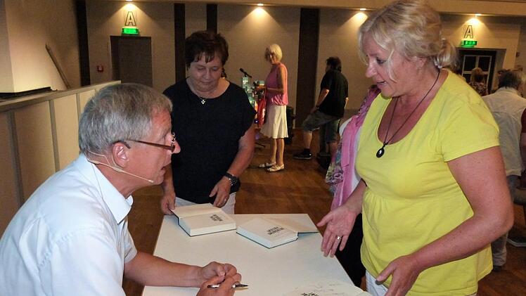 Gerd Reuther signierte seine Bücher nicht nur, sondern gab auch bereitwillig Auskunft. Foto: Werner Reißaus