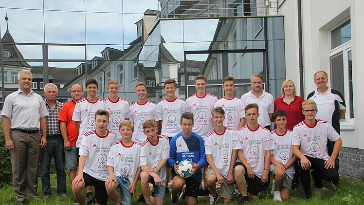 Die jungen Fußballer der JFG Oberes Rodachtal freuen sich über ihre neuen Trikots. Mit im Bild: Bürgermeister Timo Ehrhardt (hinten von links), Kreisjugendleiter Michael Deuerling, Geschäftsführer Oliver Kupka, Corinna Schmittlein und Betreuer Roland Schmidt. Foto: Veronika Schadeck