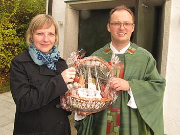 Kathrin Volk-Hofmann vom Pfarrgemeinderat begrüßt den neuen Kaplan Florian Sassik in der St.-Elisabeth-Kirche in Creidlitz. Foto: Martin Koch