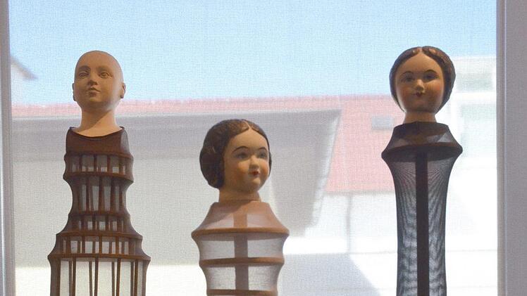 Figurinen in verschiedenen Tönen, Traudel von Röthardt.