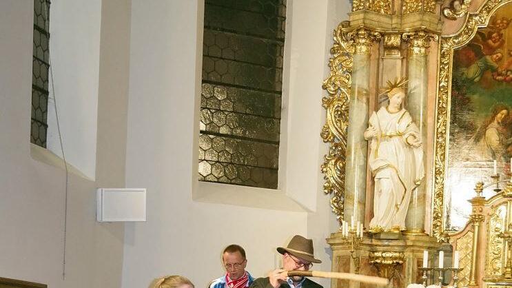 In der Spitalkirche klärten Schüler, Eltern und Ehemalige der Realschule II die Frage, ob Jesus Fußball gespielt hat. Foto: Heike Schülein