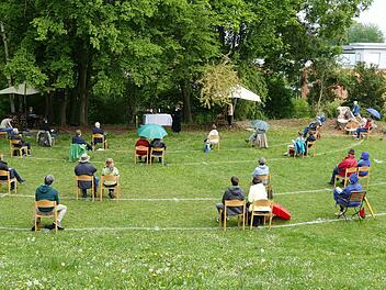 Abstand halten ist ein Gebot der Stunde auch im Gottesdienst. Auf der Kirchenwiese von St. Matthäus Gaustadt geht das.  Foto: Marion Krüger-Hundrup