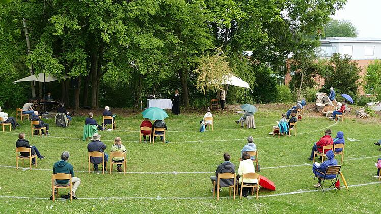 Abstand halten ist ein Gebot der Stunde auch im Gottesdienst. Auf der Kirchenwiese von St. Matthäus Gaustadt geht das.  Foto: Marion Krüger-Hundrup