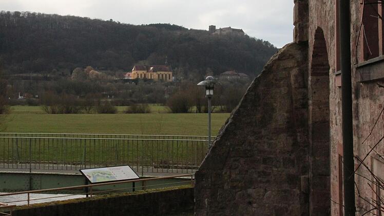 Ausblick aus dem Museum auf Kloster Altstadt und Schloss Saaleck. Foto: Kerstin V&auml;th