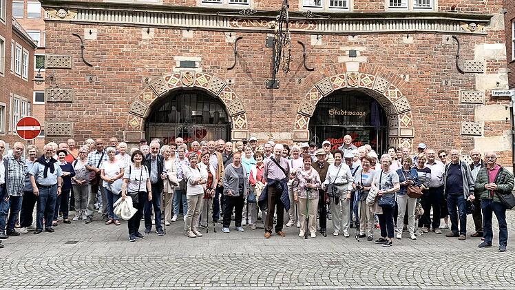 Vor der historischen Stadtwaage Bremens versammelten sich die CSU-Senioren zu einem Gruppenbild.