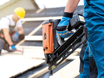 Baustelle, Druckluftnagler, Verletzung auf dem Bau