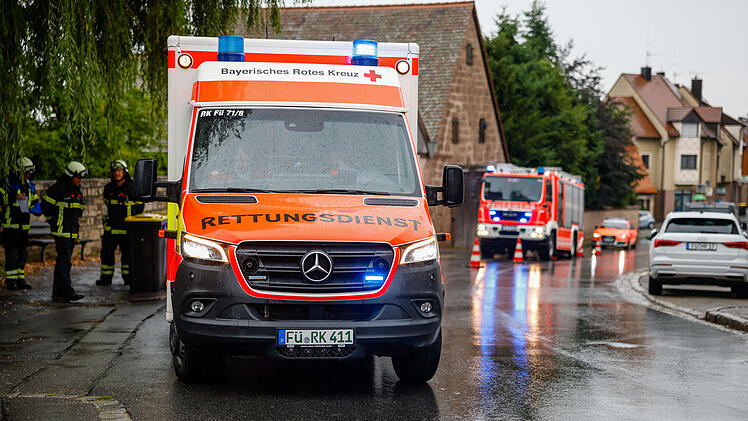 Motorrad driftet in Gegenverkehr ab: Zwei Verletzte nach Crash - Bundestagsabgeordneter unter den Ersthelfern