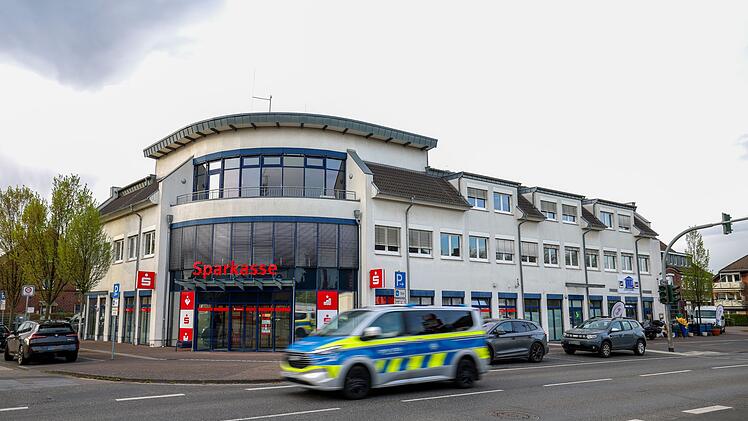 Gro&szlig;einsatz an Bankfiliale: Mann festgenommen