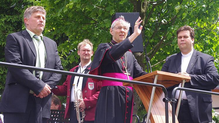 Erzbischof Ludwig Schick (Mitte) weihte das Gebäude. Mit im Bild ist (links) Hausleiter Hans Löffler sowie (rechts) Diözesanjugendpfarrer Detlef Pötzl.