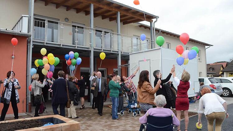 Viel Spaß machte die bunte Luftballonaktion. Jeder Bewohner durfte vor dem Haupteingang einen Luftballon mit Namensschild gen Himmel auflassen.