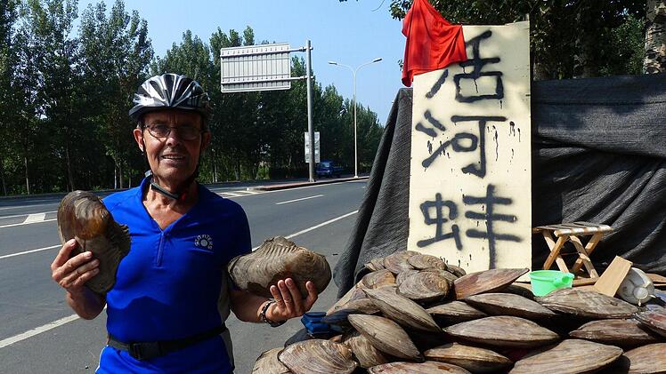 Für Freunde von Meeresfrüchten: Am Straßenrand werden Riesenmuscheln verkauft.