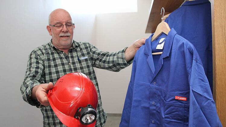 Heinz Kliesch zeigt die Schutzkleidung, die die Bergwerk-Besucher tragen werden.  Foto: Matthias Beetz