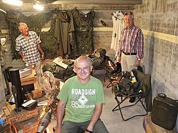 Oben "tropische Hitze", im Keller des Garnisionsmuseums angenehme Kühle. Rainer Dehler, Richard Putz und Peter Lossi (von links) im erst kürzlich geschaffenen Raum "Leben im Felde."  Foto: Helmut Will
