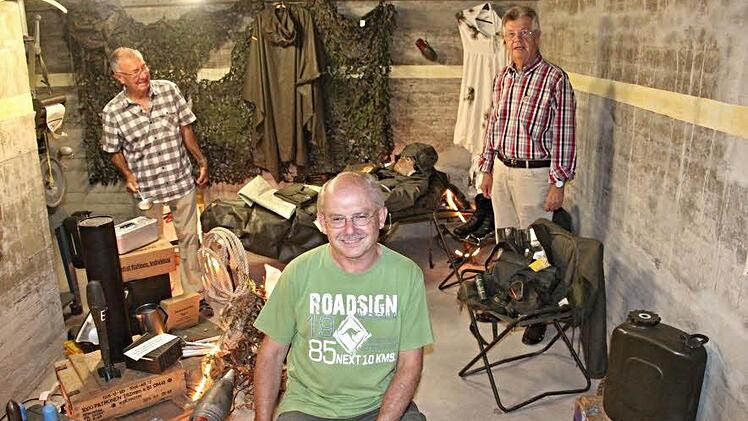 Oben "tropische Hitze", im Keller des Garnisionsmuseums angenehme Kühle. Rainer Dehler, Richard Putz und Peter Lossi (von links) im erst kürzlich geschaffenen Raum "Leben im Felde."  Foto: Helmut Will