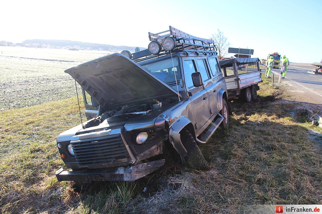 B470 bei Lonnerstadt: Seniorin stirbt nach Kollision mit Land Rover