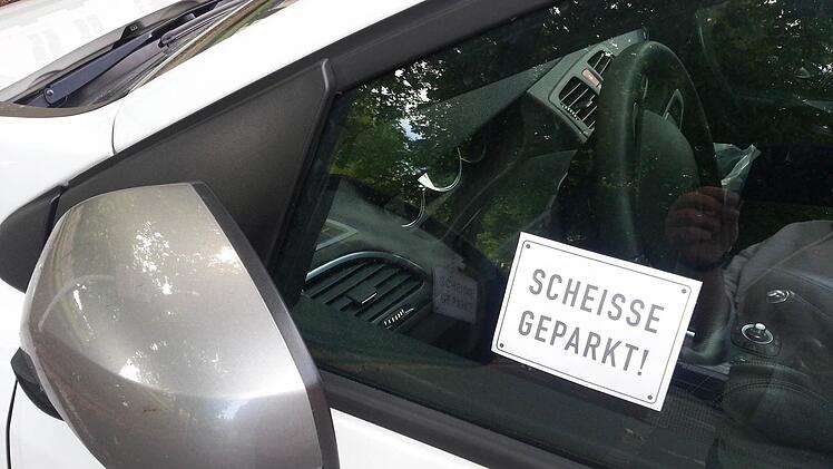 Diese freundlichen Grüße sind zwar nicht von Parküberwachungsdienst, hingen aber dennoch mal am Wilhelmsplatz an der Autoscheibe. Foto: Christofzik