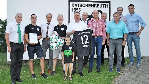 Die Verantwortlichen des VFR pr&auml;sentieren die Meisterurkunde. Unter ihnen OB Henry Schramm, der als 12. Mann ein Trikot bekam.  Foto: privat