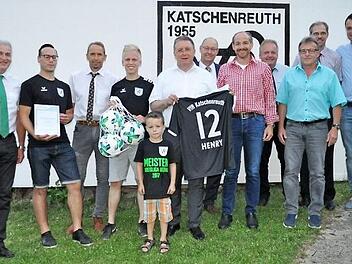 Die Verantwortlichen des VFR präsentieren die Meisterurkunde. Unter ihnen OB Henry Schramm, der als 12. Mann ein Trikot bekam.  Foto: privat