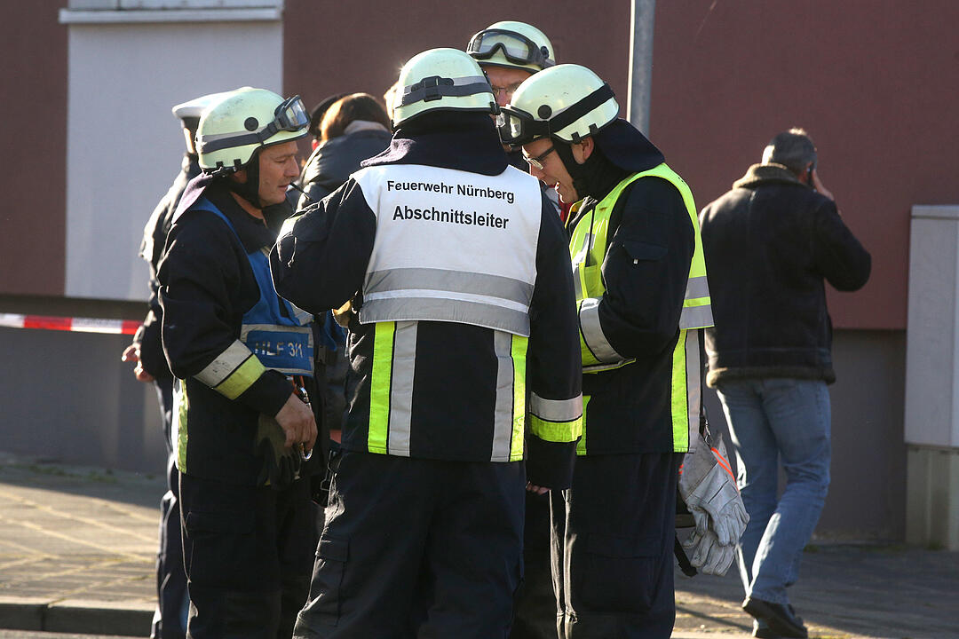 Wohnungsbrand in Nürnberg: Feuerwehr rettet Bewohner mit Drehleiter