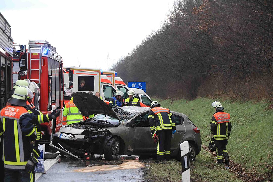 Buttenheim: Ehepaar überschlägt sich auf A73 bei nasser Fahrbahn