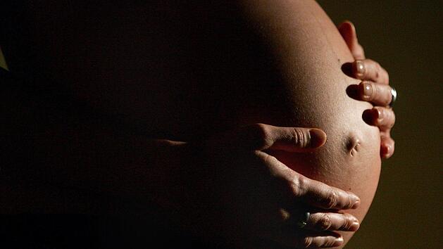 Die Hitzewelle geht auch an den Kleinsten nicht spurlos vorbei. Im Gegenteil: Besonders für Babys, aber auch für Schwangere, kann die Hitze unerträglich werden. Symbolfoto: Felix Heyder/dpa