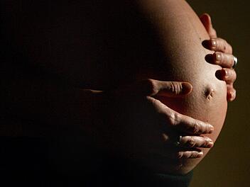 Die Hitzewelle geht auch an den Kleinsten nicht spurlos vorbei. Im Gegenteil: Besonders für Babys, aber auch für Schwangere, kann die Hitze unerträglich werden. Symbolfoto: Felix Heyder/dpa