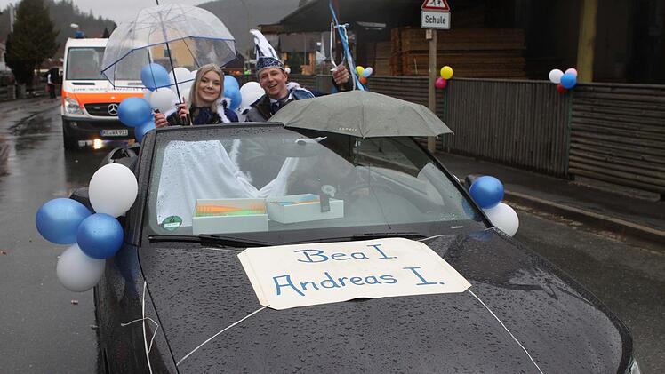 DAs Prinzenpaar trotze im offen Wagen dem Wetter. Michael Wunder