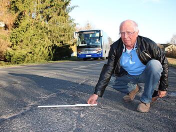 Heinz Steidle hat wegen des katastrophalen Zustandes von Bundes- und Staatsstraßen in Bad Kissingen an das Staatliche Bauamt Schweinfurt geschrieben. Auf unserem Foto zeigt er das Ausmaß eines Schlaglochs.Ralf Ruppert
