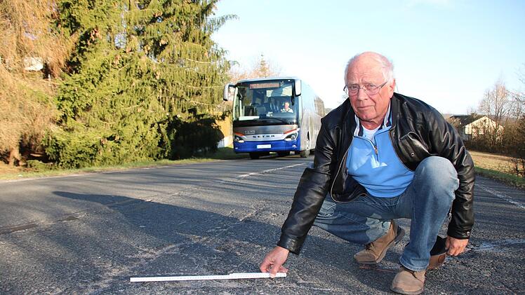 Heinz Steidle hat wegen des katastrophalen Zustandes von Bundes- und Staatsstraßen in Bad Kissingen an das Staatliche Bauamt Schweinfurt geschrieben. Auf unserem Foto zeigt er das Ausmaß eines Schlaglochs.Ralf Ruppert
