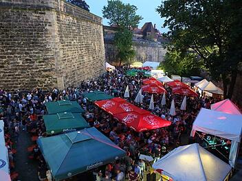 Auf dem fränkischen Bierfest ist ordentlich was los. Bei der großen Auswahl an Brauereien und Essensbuden auch kein Wunder. Wer möchte sich da nicht gerne einmal durchprobieren. Foto: Peter Borowitz © LiNDWERK GmbH
