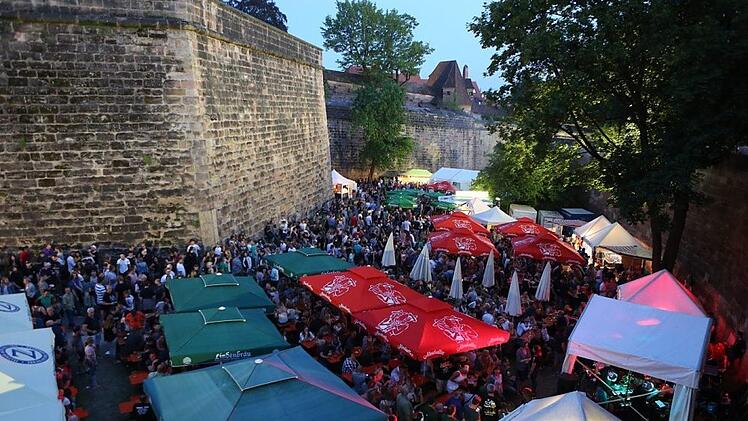 Auf dem fränkischen Bierfest ist ordentlich was los. Bei der großen Auswahl an Brauereien und Essensbuden auch kein Wunder. Wer möchte sich da nicht gerne einmal durchprobieren. Foto: Peter Borowitz © LiNDWERK GmbH