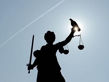 Justitia hat entschieden: Am Jugendschutzgericht in Kronach wurde ein Fall von sexuellem Kindesmissbrauch verhandelt.  Foto: Arne Dedert/dpa
