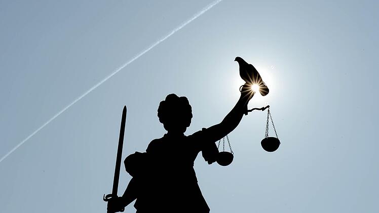Justitia hat entschieden: Am Jugendschutzgericht in Kronach wurde ein Fall von sexuellem Kindesmissbrauch verhandelt.  Foto: Arne Dedert/dpa