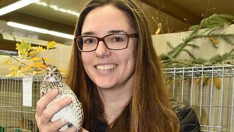 Nicole Lindner mit ihrer japanischen Legewachtel, die mit der Bestnote "Vorzüglich" bewertet wurde.