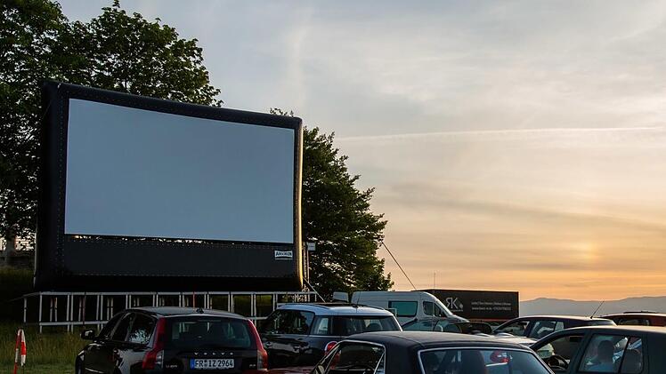 Mit der Coronakrise erlebt das Autokino ein Revival.  Foto: Philipp v. Ditfurth/dpa