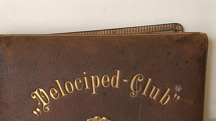 Im Prunkalbum des Velociped-Club Bad Kissingen befinden sich Fotos der Clubangehörigen. Foto: Jürgen Schmitt