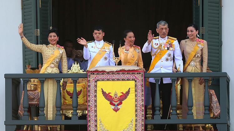 Thailands K&ouml;nig gekr&ouml;nt