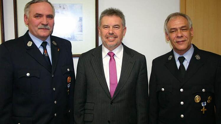 Auch stellvertretender Landrat Paul Streng (Mitte) bedankte sich bei Hans (links) und Bernhard Wolf für ihren langjährigen Einsatz für die Obernbreiter Wehr. Foto: Thomas Meyer